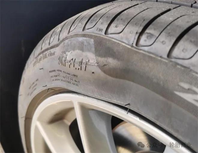 轮胎鼓包是帘线断裂导致的,轮胎内部气压压力过大,极易出现爆胎事故.