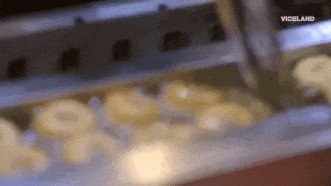 甜甜圈生产步骤——油炸。