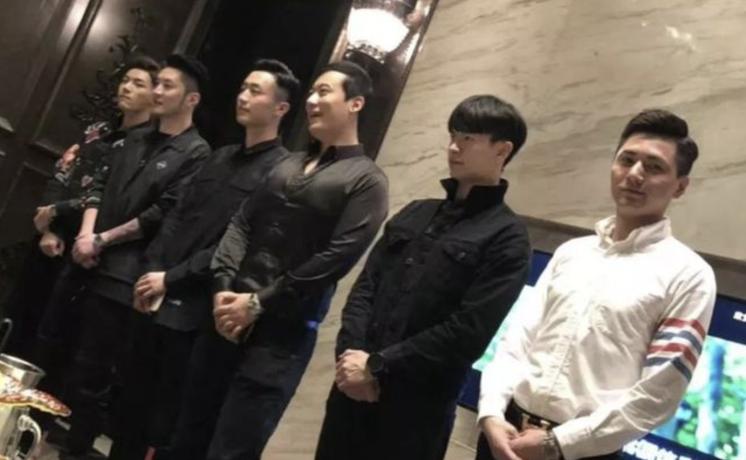 金融高材生,去ktv当男模了?