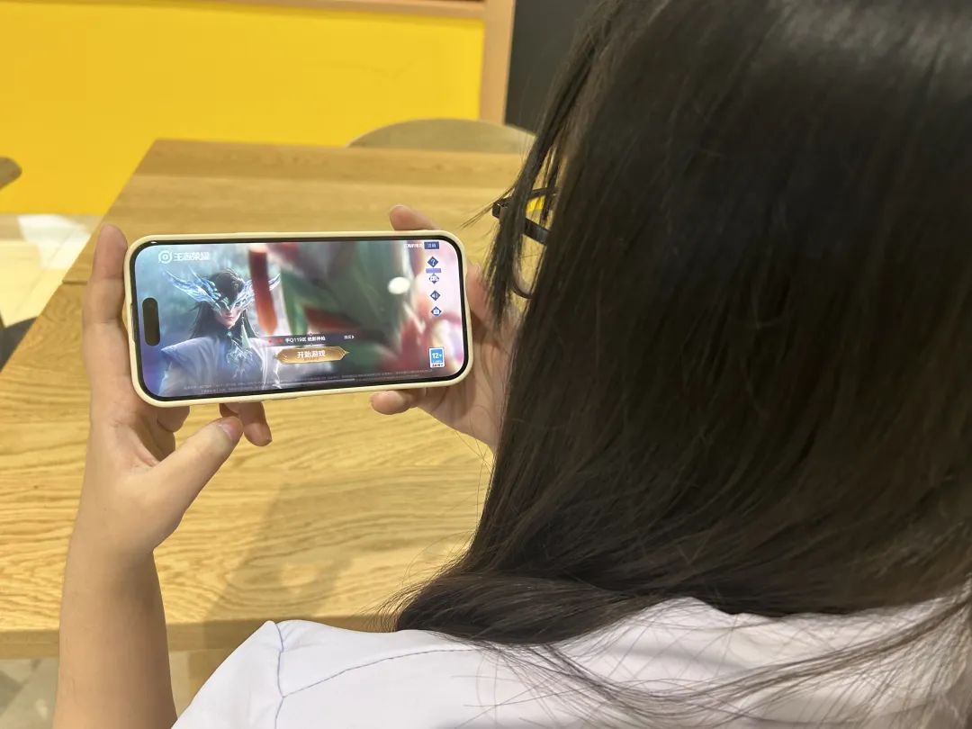 众多玩家将电竞视为热血,英雄与荣光的具象化表达