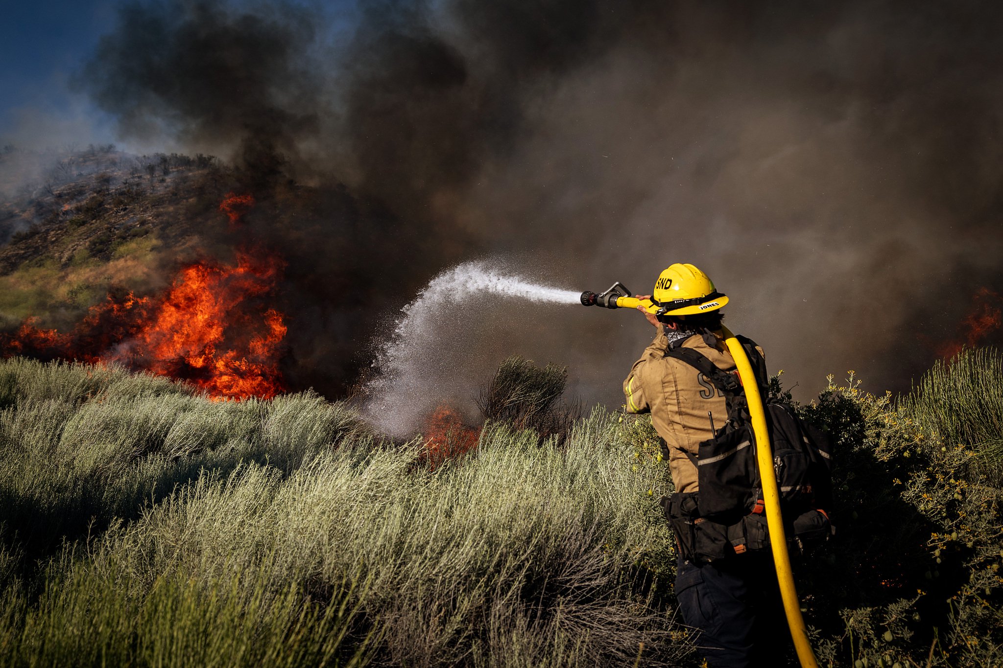 当地时间2024年6月17日,美国加州山火蔓延,消防员正在灭火
