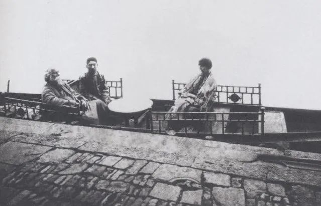 1924年4月14日，泰戈尔（左一）在杭州西湖上泛舟