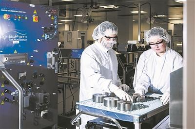 美国药企莫德纳员工在马萨诸塞州诺伍德的一家工厂生产针对个人癌症的RNA疫苗。图片来源：《自然》网站