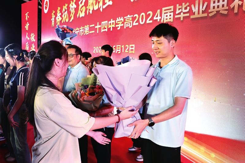 ◀南宁市第二十四中学毕业生向教师表达深深的敬意与谢意。（吴志成 摄）