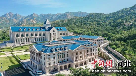 图为坐落于昌黎县碣石山产区凤凰谷的葡萄酒庄园.杜巍 摄