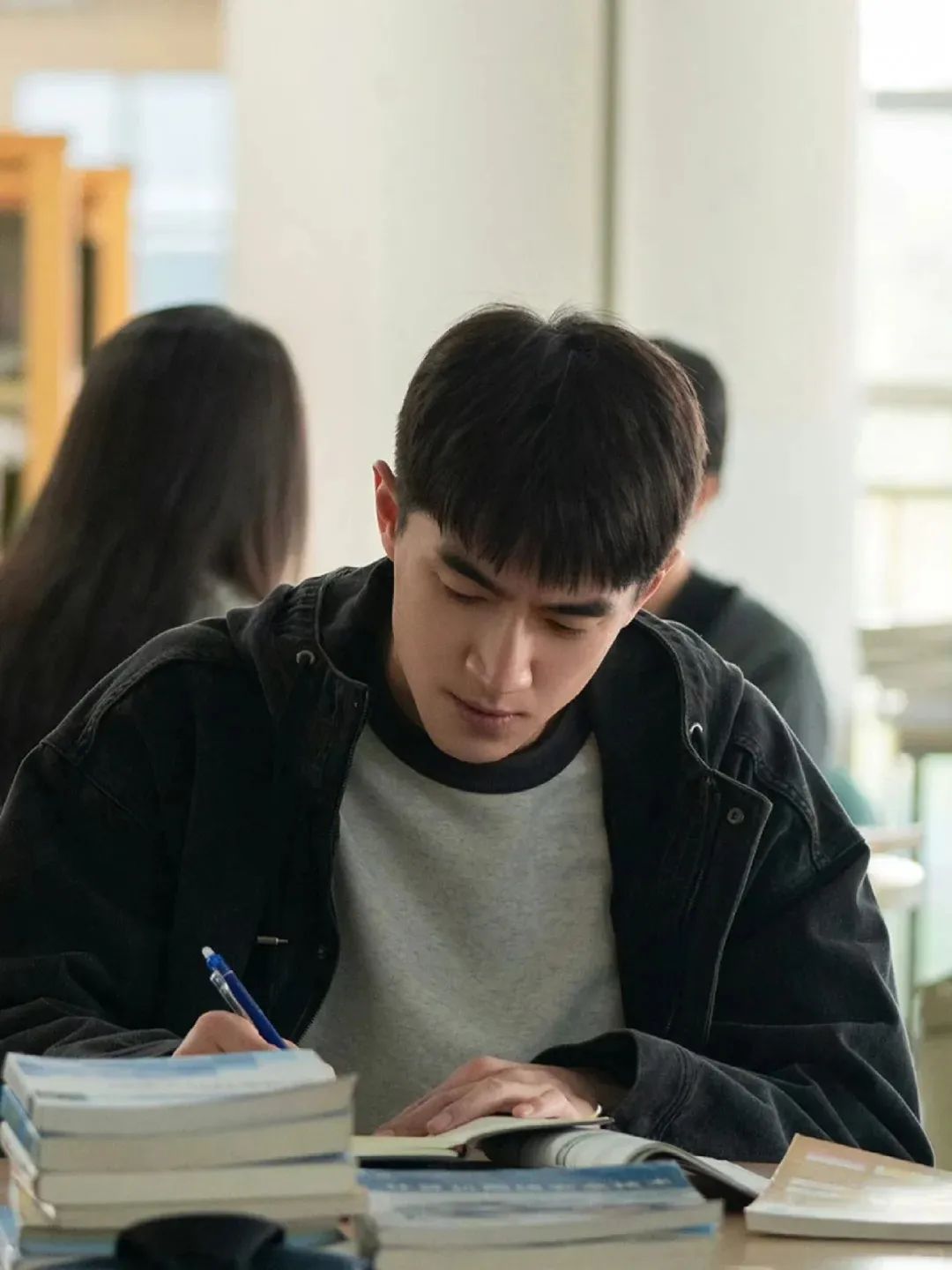 就是36岁的皮肤状态让人有些出戏,不过5g冲浪的网友很快在上海戏剧