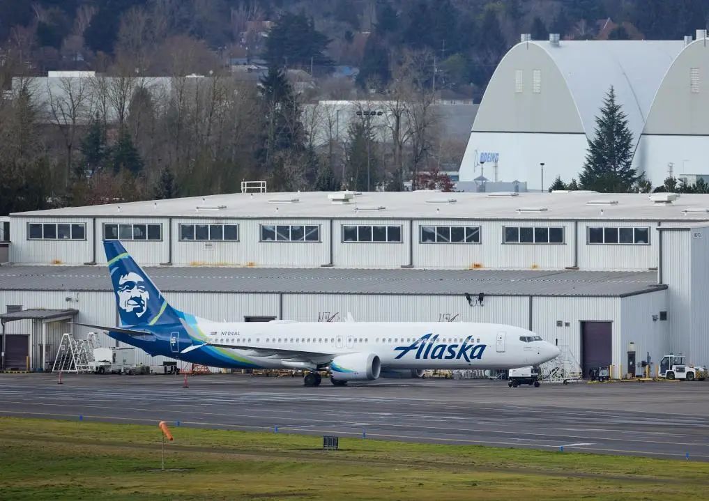 ▲2024年1月6日,美国阿拉斯加航空公司发生事故的波音737 MAX9型客机停靠在美国波特兰的一处维修站。图/新华社
