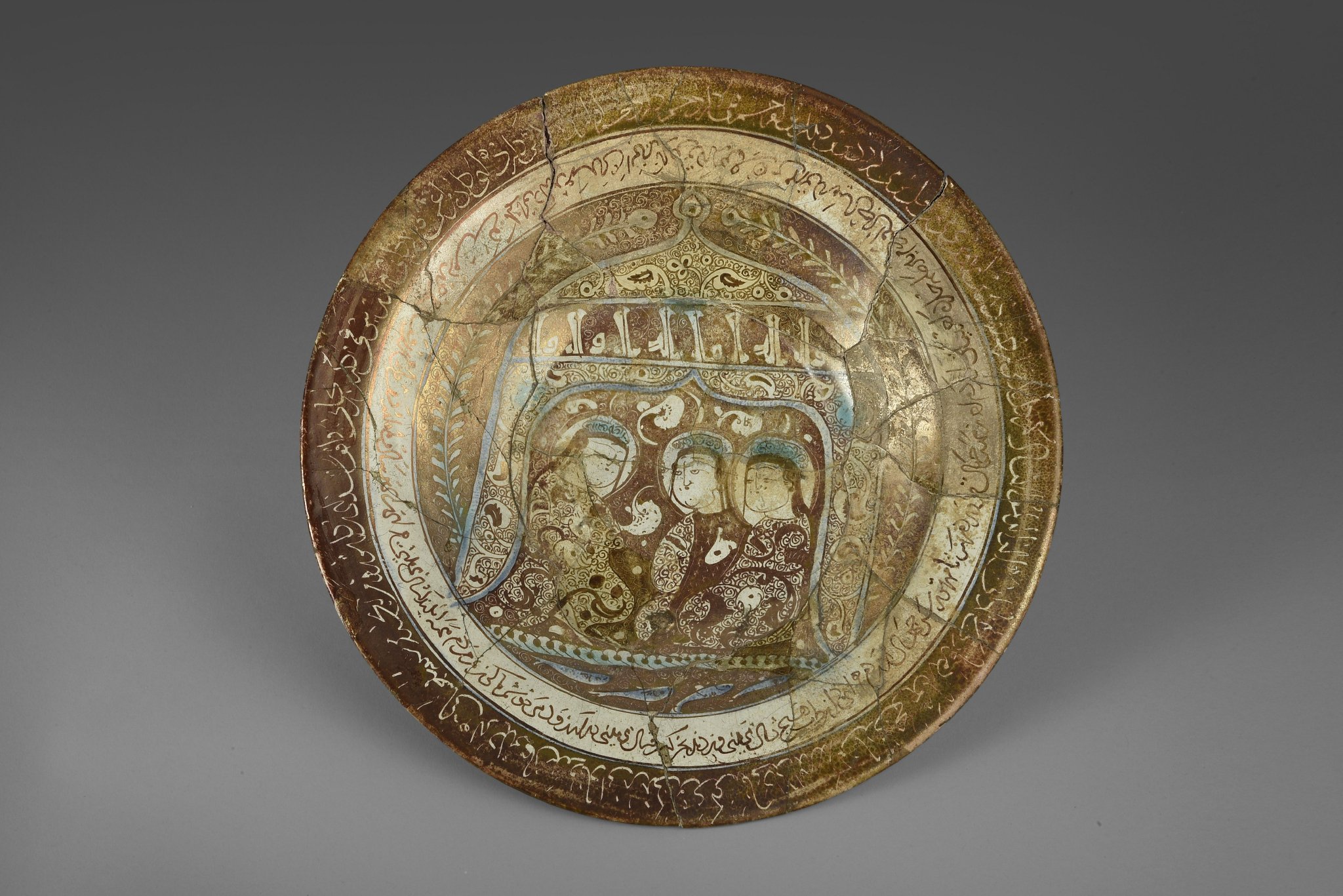 人物纹釉陶盘  公元13—14世纪（伊利汗王朝） 高6.3厘米，口径33.2厘米  戈勒斯坦省，戈尔甘  伊朗国家博物馆藏