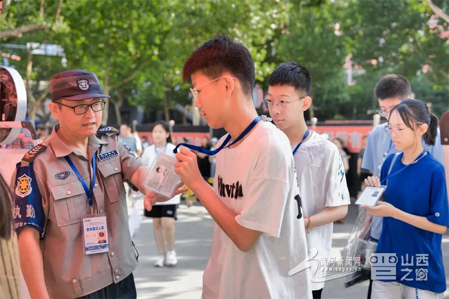 工作人员认真核对考生身份。