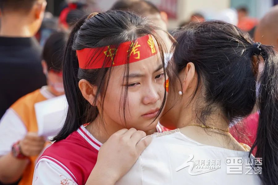 考场外，来自母亲的拥抱与鼓励。