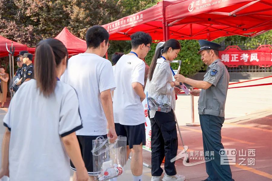 考生有序排队进入考场。