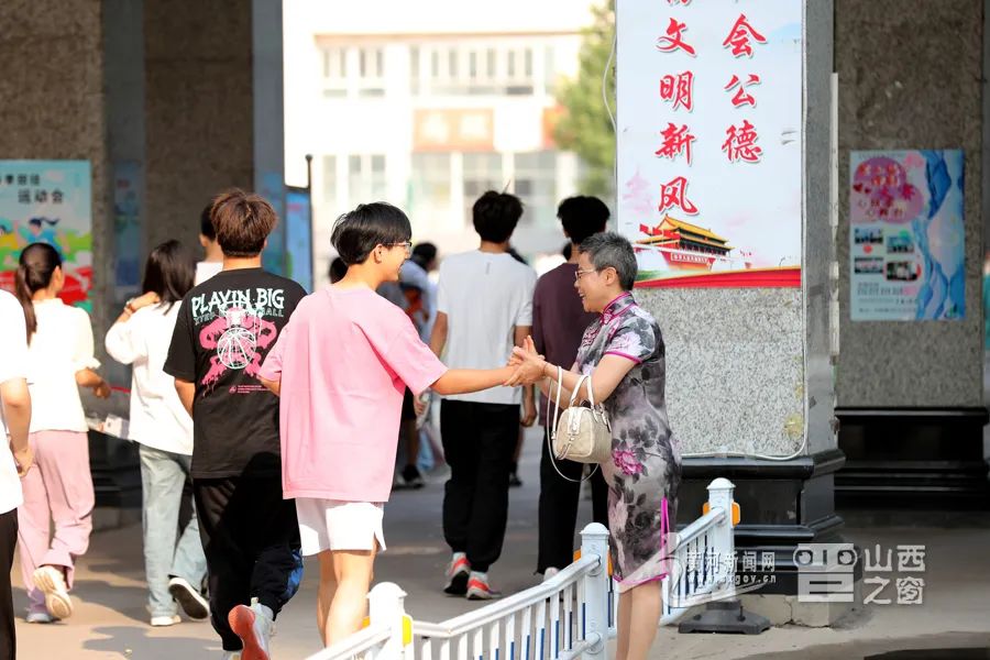 考点内，老师为考生加油。