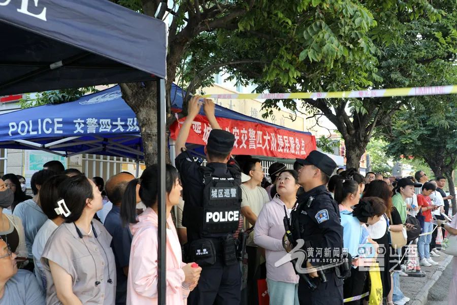 星河学校考点外工作人员拉起警戒线，护航中考。