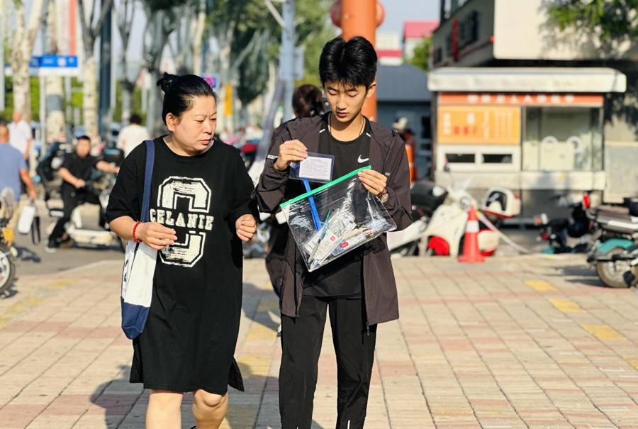 一路行走、一路嘱托，碎碎念的背后是无数个放心不下。