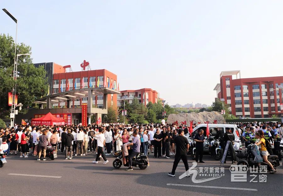 图为忻州第一中学考点现场。