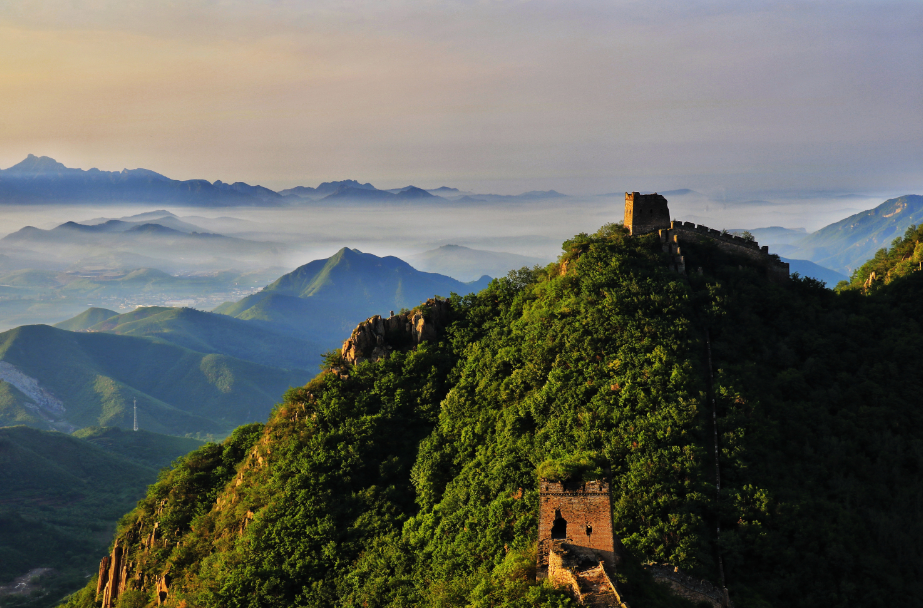 板厂峪坐落在燕山山脉东段南缘,俯瞰平原大海,山势险峻,最高峰"熊顶盖