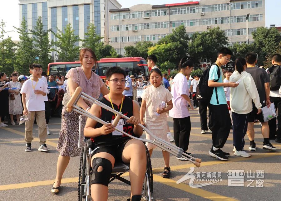 前方是希望，背后是关怀。