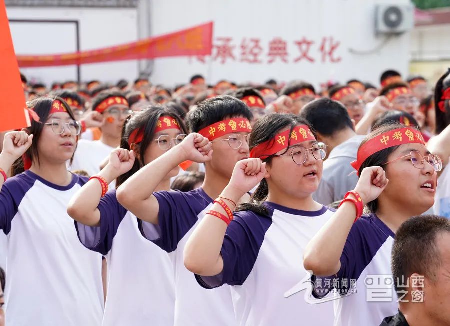 考生奔赴考场，为梦想奋力一搏。