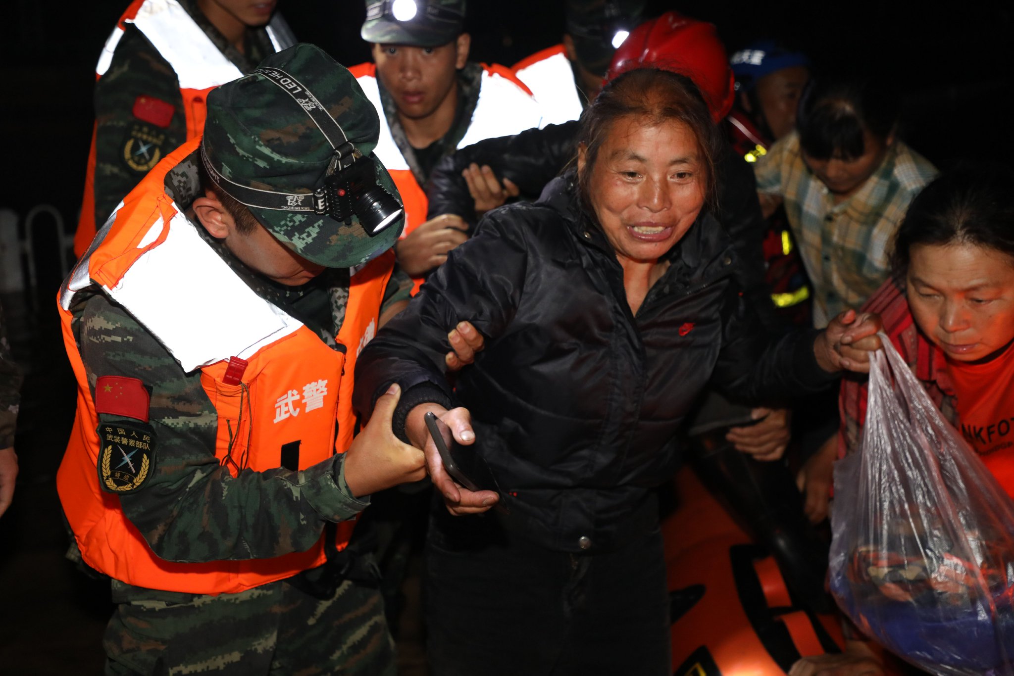 图为黄山支队官兵救援现场.曹浏 摄
