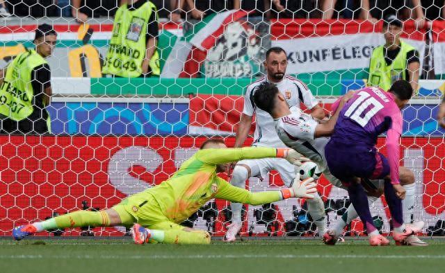 6月19日,德国队球员穆夏拉(右一)射门得分.