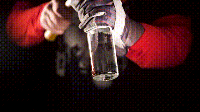 高速摄影机下观察拍击的瞬间图源：网络视频@ Beyond Slow Motion