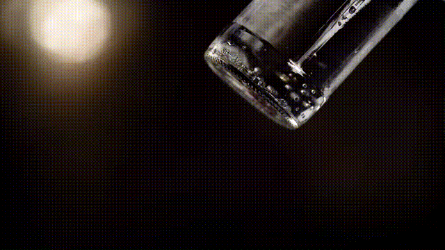 换个角度，能清晰地看到水向前撞击瓶底的过程图源：网络视频@ Beyond Slow Motion