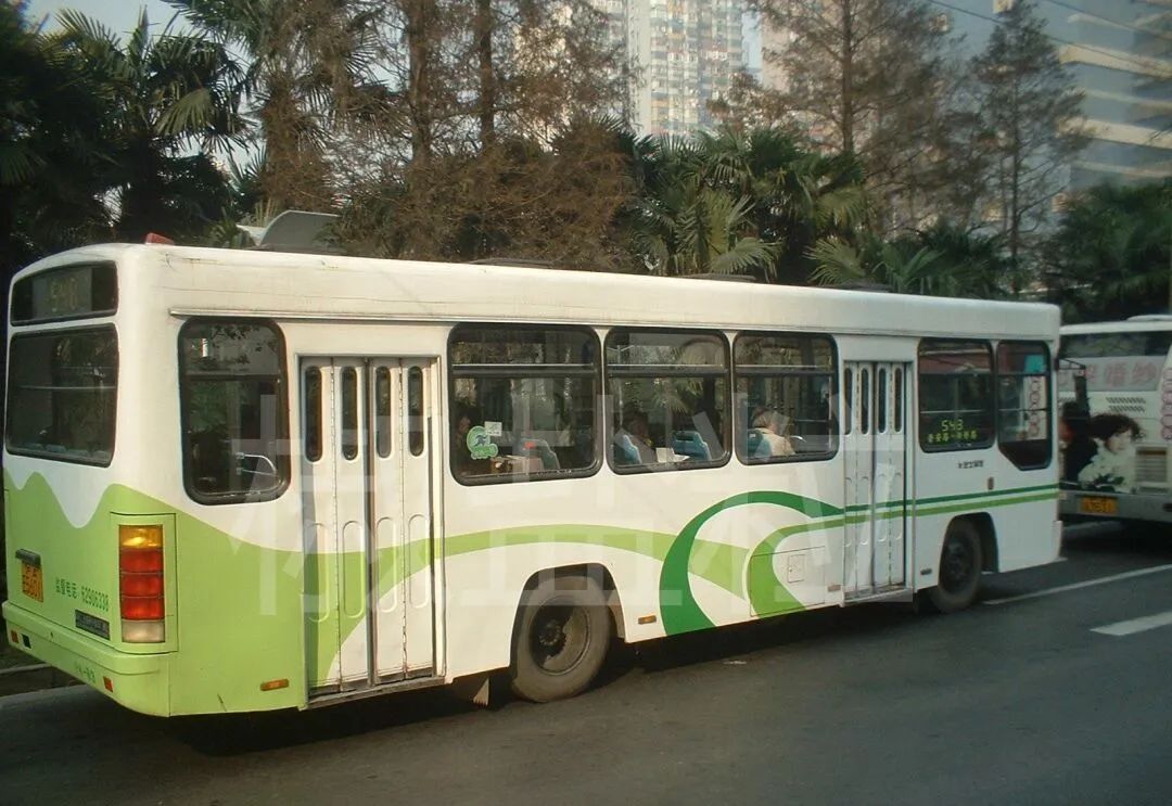 548路PK6970(PK)型客车，肇嘉浜路（朱达艺 摄，2004）