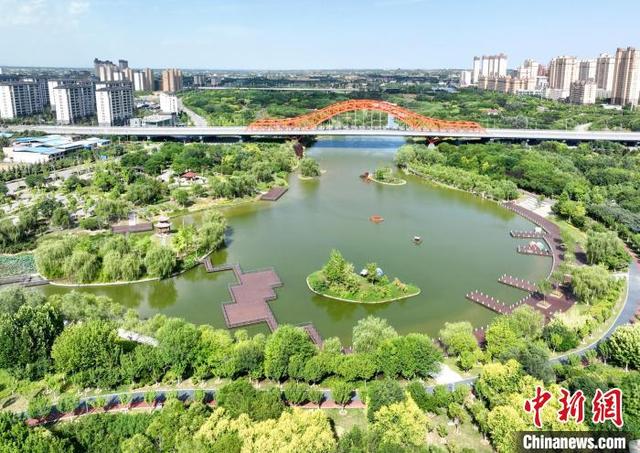 无人机拍摄的温泉河湿地公园. 中新社记者 贾天勇 摄