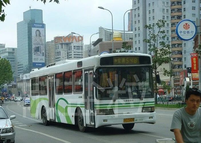 548路SK6115KHP2-1(HK)型空调客车，虹桥路（网图，2006）