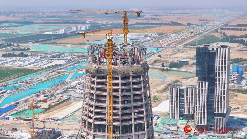 央企雄安总部建设新进展 中国中化大厦项目塔冠完成安装|雄安新区|人民网|施工|构件|工程_新浪新闻