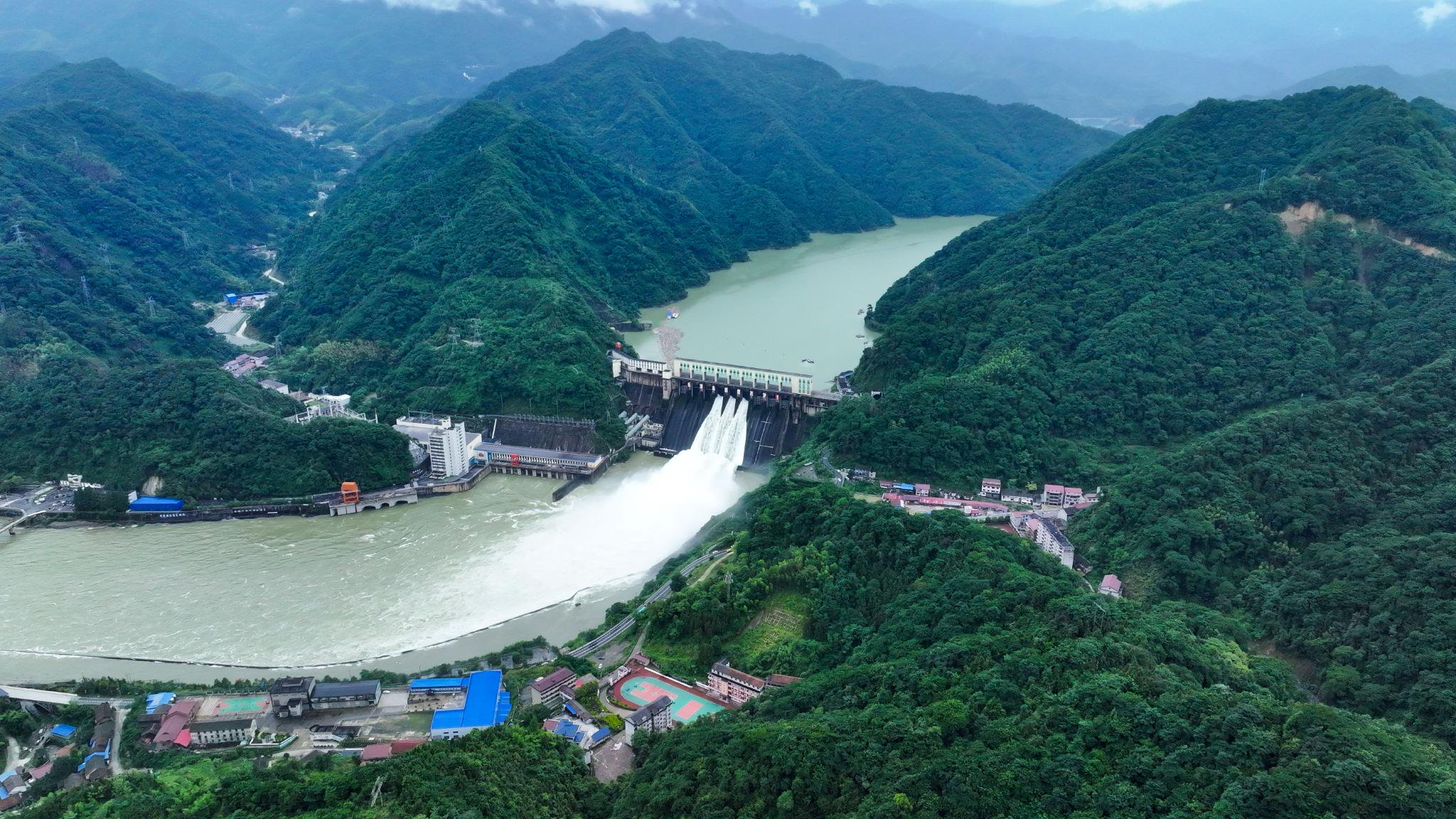 湖南省柘溪水库今年首次开闸泄洪
