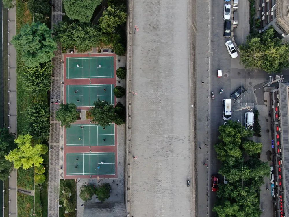 市民在西安城墙下的环城公园文昌门至和平门段打羽毛球（无人机照片）。新华社记者 李一博 摄