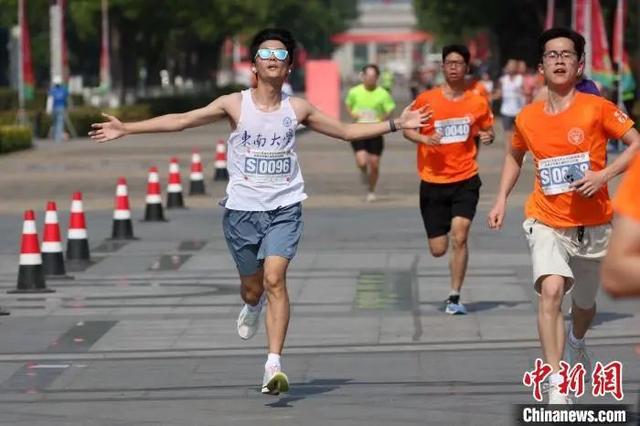 南京高校学生参加校园马拉松活动。中新社记者 泱波 摄