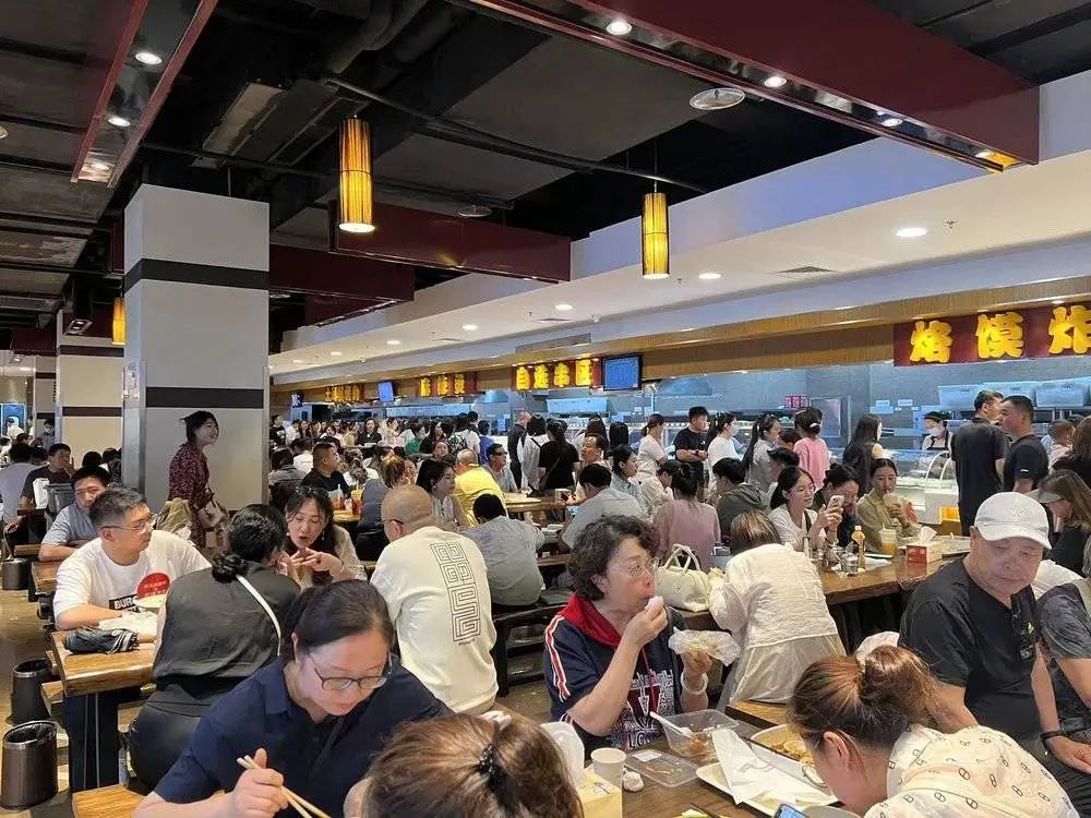 胖东来时代广场店餐饮区爆满,受访者供图