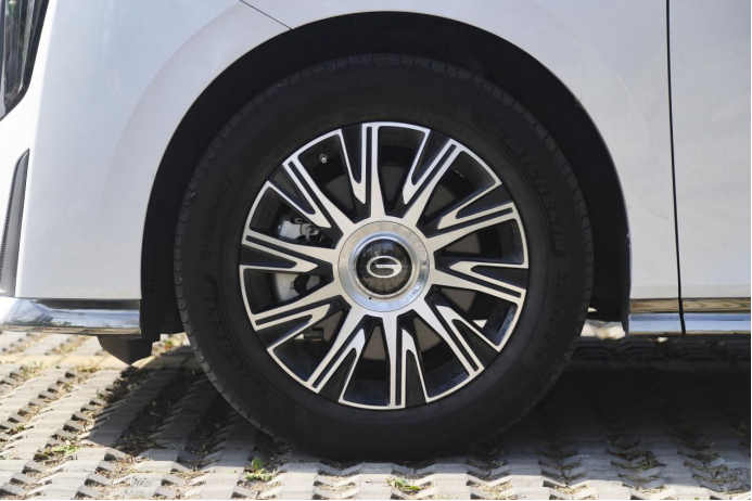 外观设计上e9的pro和max与燃油版的大师系列一致,也就是这台试驾车的