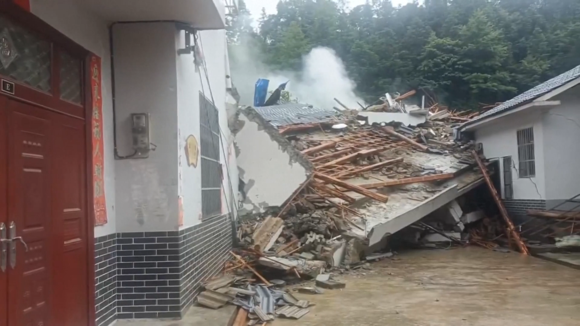 事发现场倒塌房屋.图源:新华社