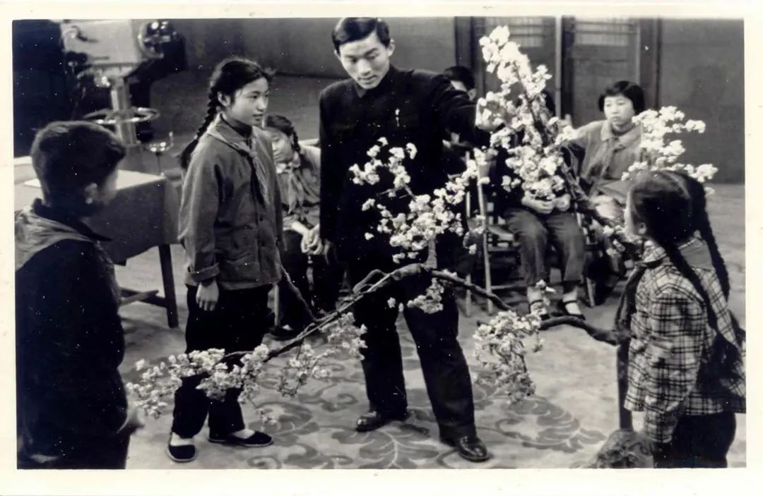 游本昌老师六十年代教授儿童剧演员如何表演
