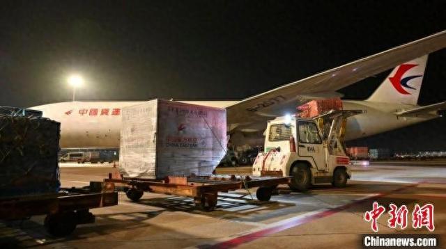 6月24日，上海机场口岸首个采用便利化收运方式的跨境电商货物准备出运。 上海机场集团供图