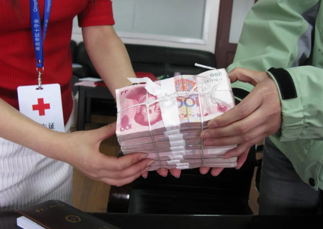 捐款20万！这位青岛老人只留下两个字……|青岛市_新浪财经_新浪网