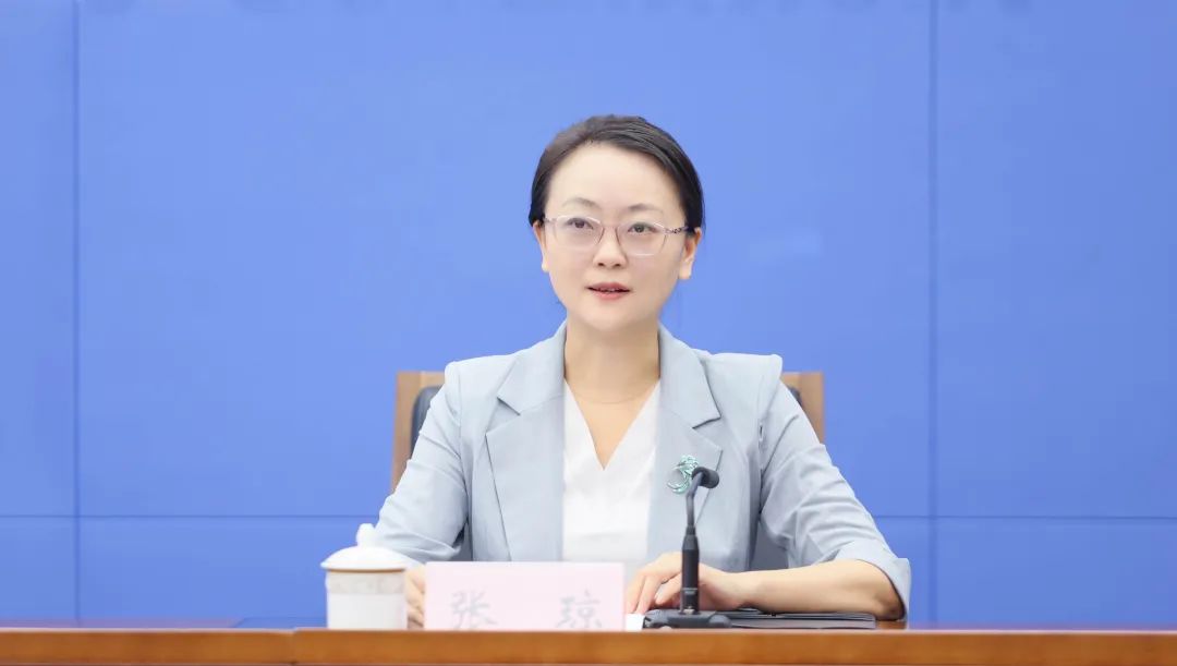 张琼主持新闻发布会&nbsp;李聪冲&nbsp;摄