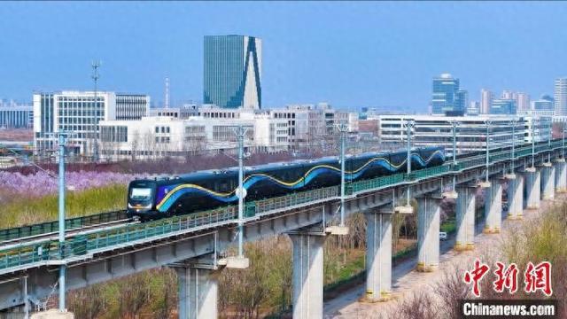 2024年3月13日，中车四方股份公司研制的全球首列商用碳纤维地铁列车在进行动态测试。姜超 摄