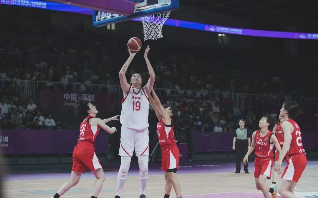 中国女篮巴黎奥运会冲金加码,202斤神塔