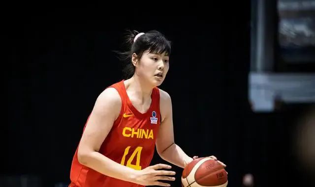 中国女篮巴黎奥运会冲金加码,202斤神塔