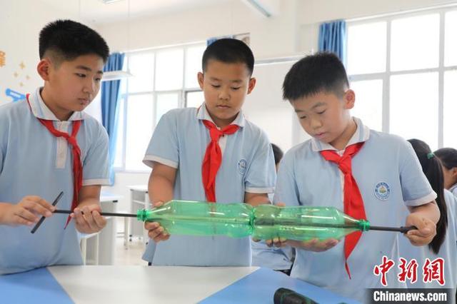 河北冀州:学生自制"水火箭" 点燃"科技梦"