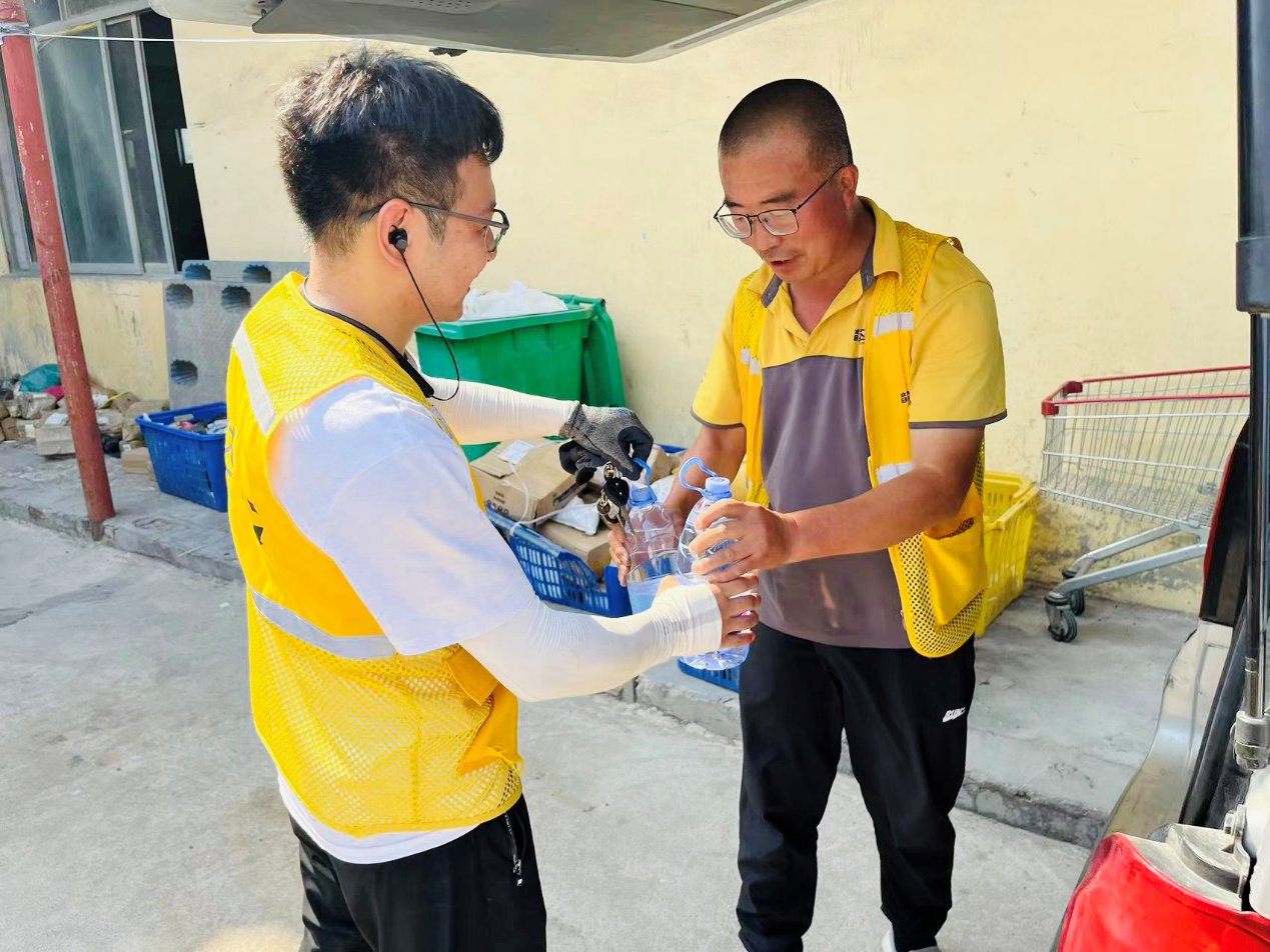 热浪滚滚,韵达各地为小哥送清凉