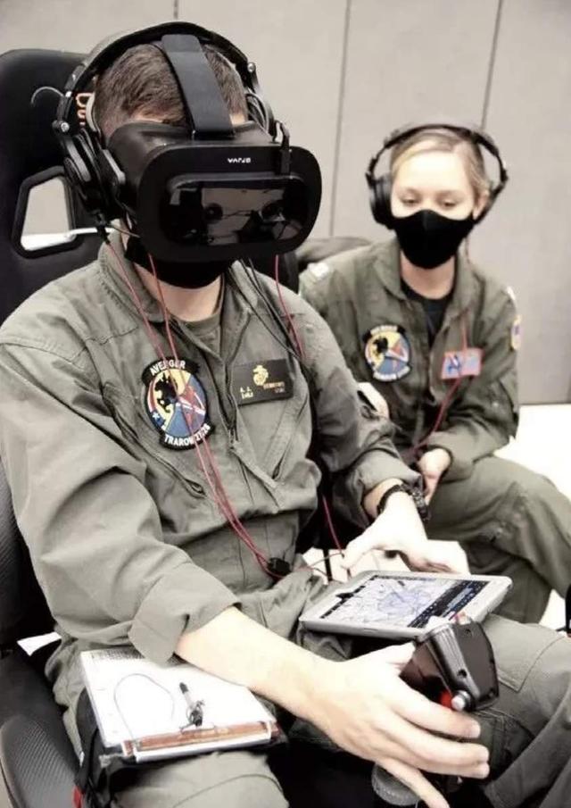 参与培训的美国飞行员 图源：腾讯科技