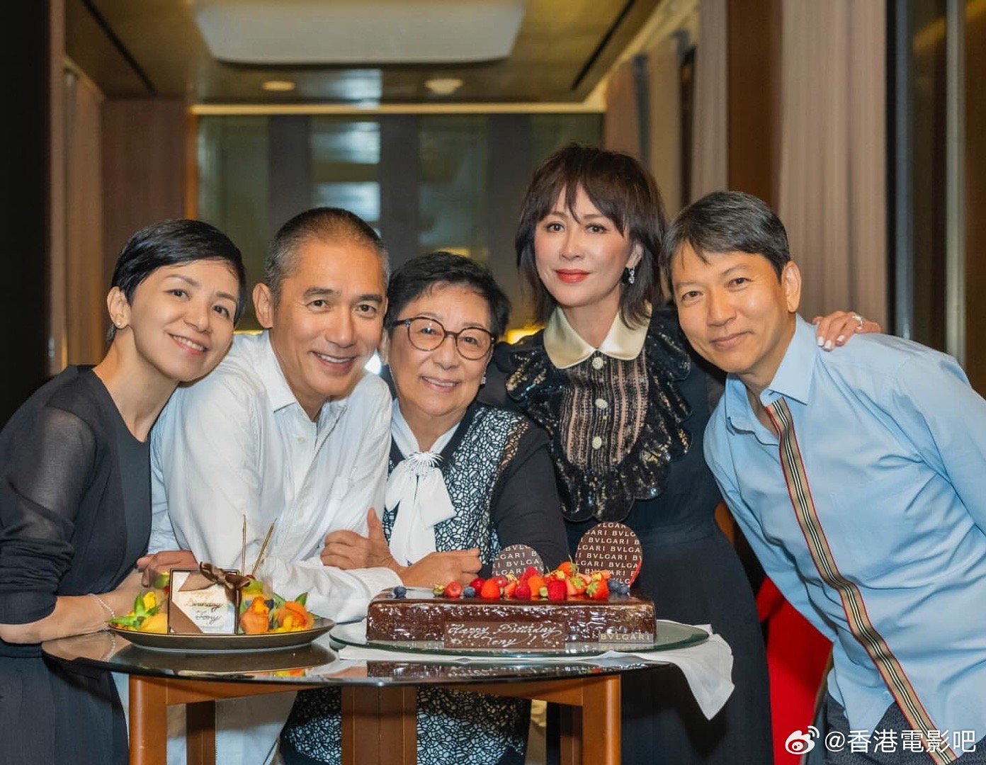 梁朝伟62岁生日,与妈妈和妹妹、太太刘嘉玲一起庆祝|梁朝伟|刘嘉玲_新浪新闻