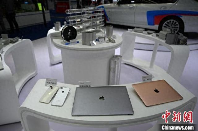 6月28日，铝产品展会展出的苹果手机、电脑外壳，由国内一企业提供原材料铝棒，挤压生产制成。 中新社记者 刘文华 摄