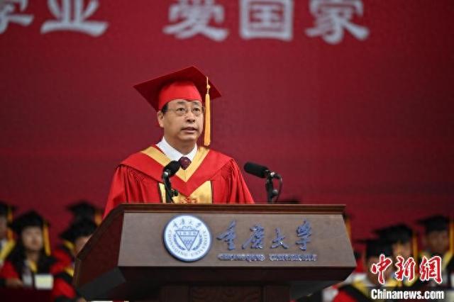 图为重庆大学校长王树新在学校2024年毕业典礼暨学位授予仪式上讲话。刘力摄