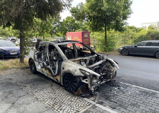 6月18日，德国柏林，几辆特斯拉汽车被极端环保主义者烧毁 图片来源：视觉中国